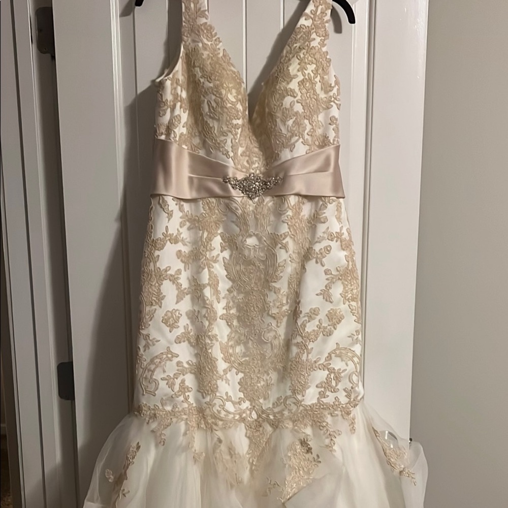 Elegant Lace Wedding Dress with Satin Bow